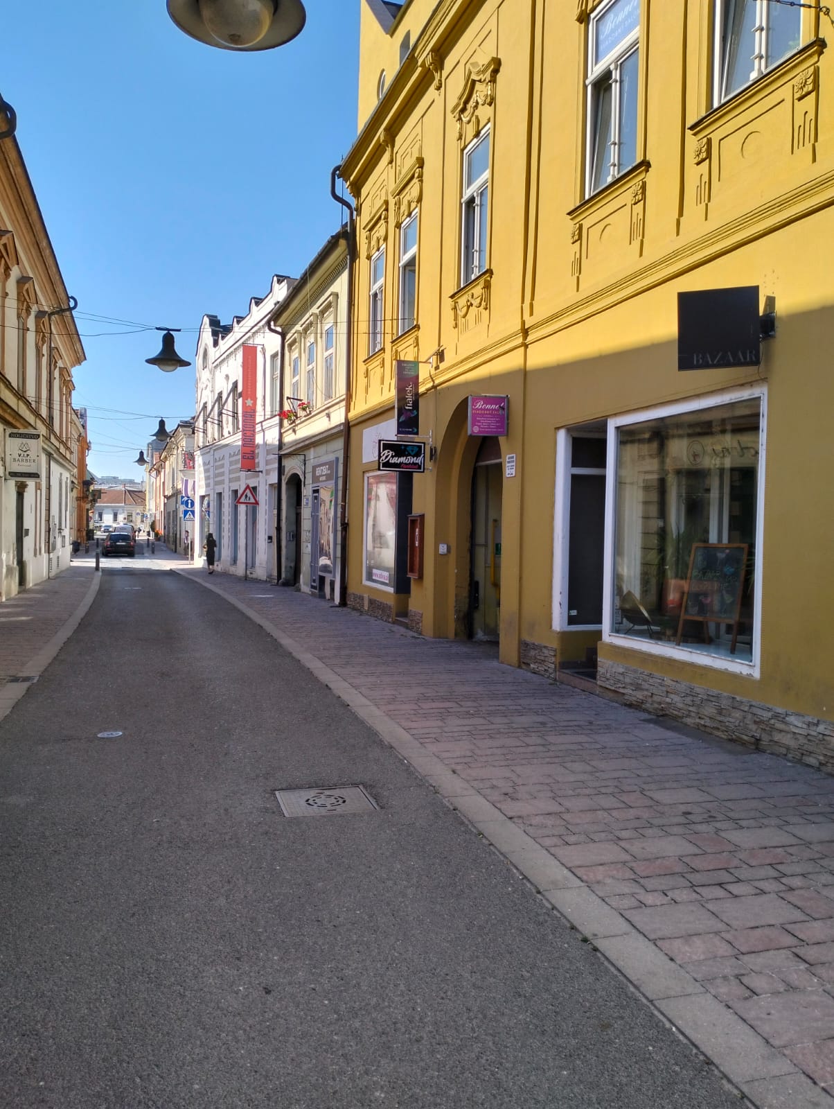 Kováčska ulica s vchodom do podniku Diamond