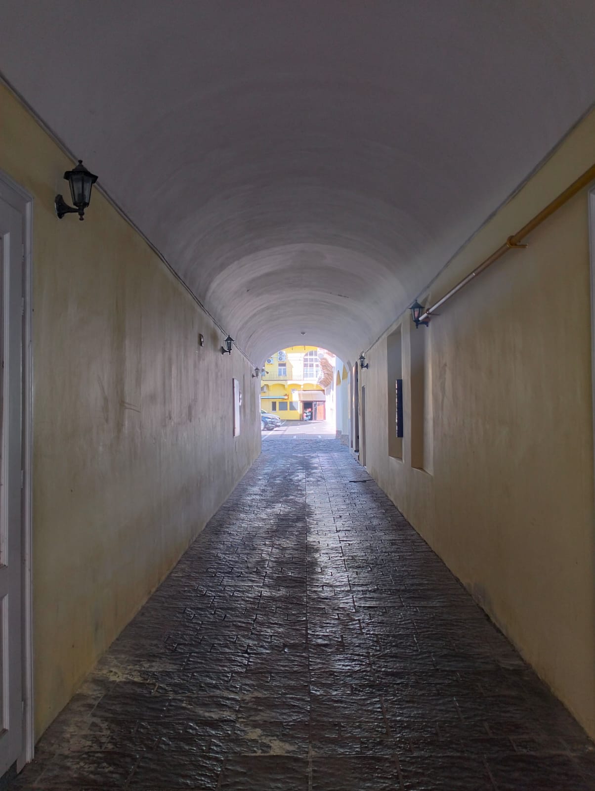 Podchod vedúci na dvor a parkovanie Diamond Košice